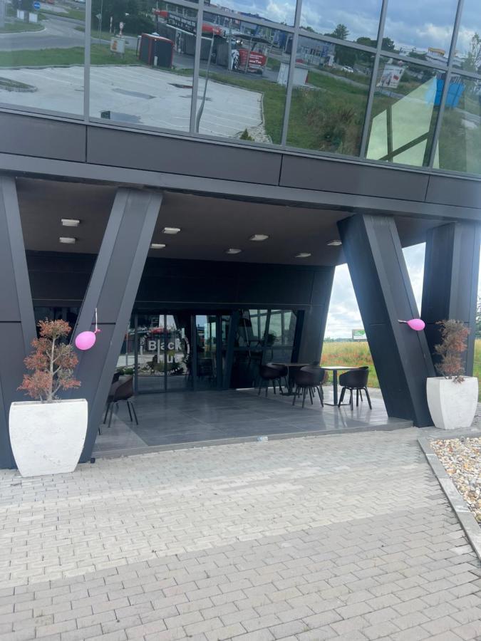 Black Hut Pension&Restaurant *** Hotel Dunajská Streda Eksteriør billede
